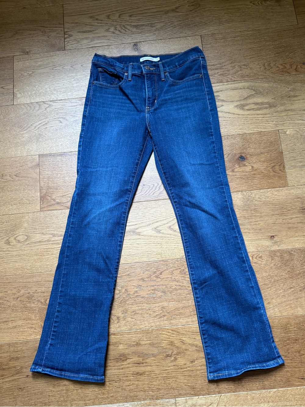 Levi's High Rise 315 shaping Bootcut Jeans in a dark wash. Size 28